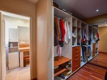 CASA 5 DORMITORIOS EN VENTA LA PLATA CON PILETA