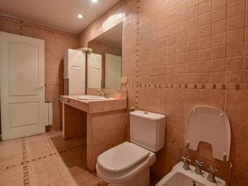 CASA 5 DORMITORIOS EN VENTA LA PLATA CON PILETA