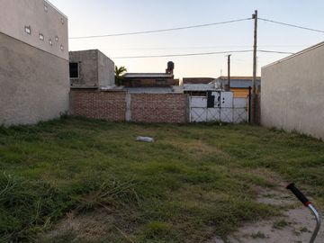 A. del Valle 10400  terreno en venta