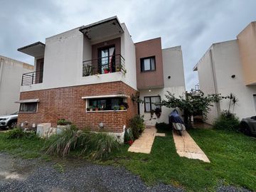VENTA DUPLEX 4 DORMITORIOS EN Bº LOS PERALES