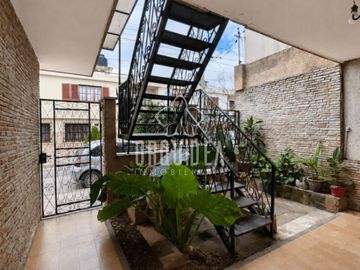 Casa en venta c/ cochera en Centro