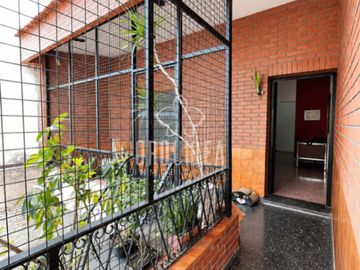 Casa en venta c/ cochera en Centro
