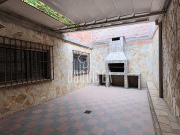 Casa en venta c/ cochera en Centro