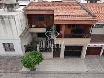 Casa en venta c/ cochera en Centro