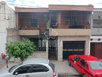 Casa en venta c/ cochera en Centro