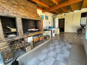 CASA ESQUINA. AMOBLADA. APTA CRÉDITO, CHIMBAS.