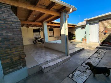 CASA ESQUINA. AMOBLADA. APTA CRÉDITO, CHIMBAS.
