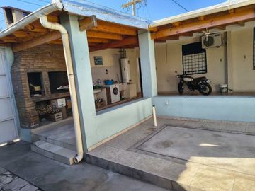 CASA ESQUINA. AMOBLADA. APTA CRÉDITO, CHIMBAS.
