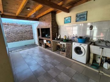 CASA ESQUINA. AMOBLADA. APTA CRÉDITO, CHIMBAS.