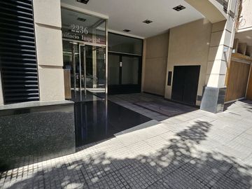 Cochera descubierta en edificio moderno seguridad