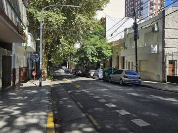 Cochera descubierta en edificio moderno seguridad