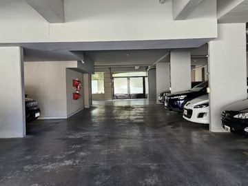 Cochera descubierta en edificio moderno seguridad