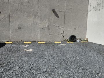 Cochera descubierta en edificio moderno seguridad