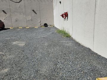 Cochera descubierta en edificio moderno seguridad
