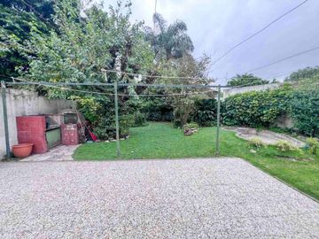 CASA 4 AMBIENTES CON JARDIN Y COCHERA