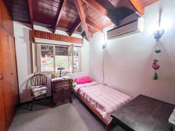 CASA 4 AMBIENTES CON JARDIN Y COCHERA