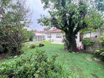 CASA 4 AMBIENTES CON JARDIN Y COCHERA
