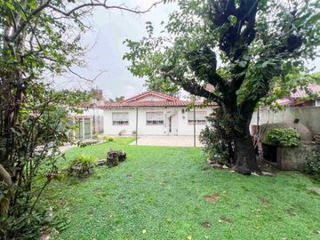 CASA 4 AMBIENTES CON JARDIN Y COCHERA