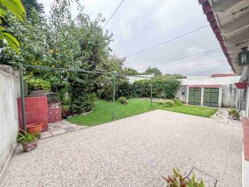 CASA 4 AMBIENTES CON JARDIN Y COCHERA
