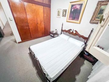 CASA 4 AMBIENTES CON JARDIN Y COCHERA