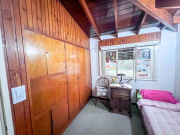 CASA 4 AMBIENTES CON JARDIN Y COCHERA