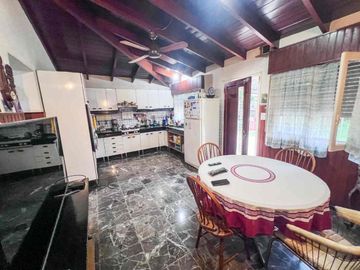 CASA 4 AMBIENTES CON JARDIN Y COCHERA
