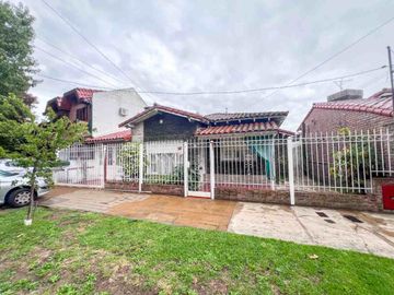 CASA 4 AMBIENTES CON JARDIN Y COCHERA