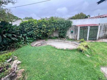 CASA 4 AMBIENTES CON JARDIN Y COCHERA