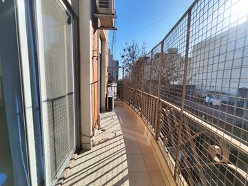 VENTA DPTO 4 AMB EN FLORES C/TERRAZA Y QUINCHO