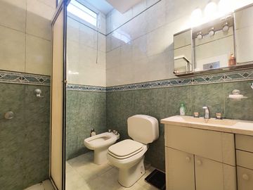 VENTA DPTO 4 AMB EN FLORES C/TERRAZA Y QUINCHO