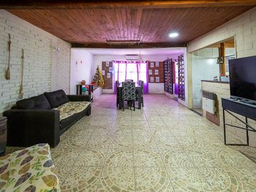 CASA EN VENTA 3 DORMITORIOS EN FUNES CON PILETA