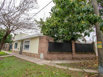 CASA EN VENTA CON PATIO Y COCHERA LA FLORIDA