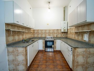 CASA EN VENTA CON PATIO Y COCHERA LA FLORIDA