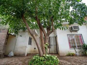 CASA EN VENTA CON PATIO Y COCHERA LA FLORIDA