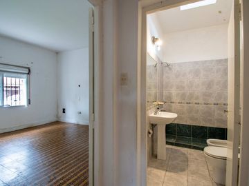 CASA EN VENTA CON PATIO Y COCHERA LA FLORIDA