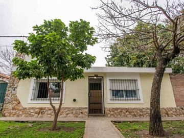 CASA EN VENTA CON PATIO Y COCHERA LA FLORIDA
