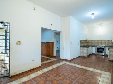CASA EN VENTA CON PATIO Y COCHERA LA FLORIDA