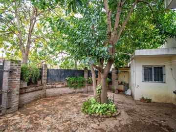 CASA EN VENTA CON PATIO Y COCHERA LA FLORIDA