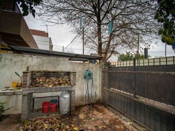 CASA EN VENTA CON PATIO Y COCHERA LA FLORIDA