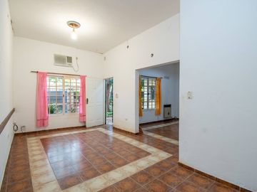 CASA EN VENTA CON PATIO Y COCHERA LA FLORIDA
