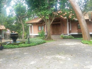 Dijual Cepat Rumah sering dipakai Lokasi Shooting Sinetron di Beji Depok Bonus Tanah 3500 m2 harga 12 M (nego)