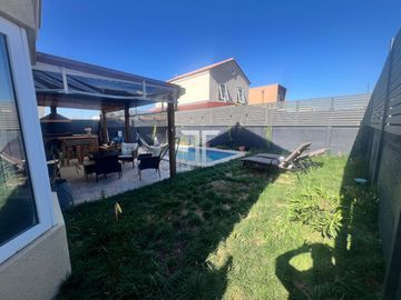 Casa en venta c/ estacionamiento en Laguna del Sol