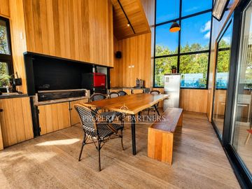 Espectacular casa con vista panorámica, bosque nativo y arquitectura en «Las Tranqueras», Puerto Varas