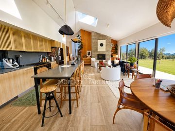 Espectacular casa con vista panorámica, bosque nativo y arquitectura en «Las Tranqueras», Puerto Varas