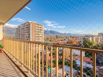 Venta departamento con vista despejada junto a Plaza Egaña, en Ñuñoa