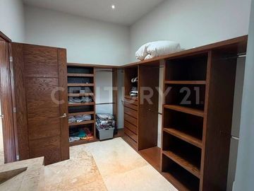 CASA EN VENTA EN COL. SIERRA ALTA EN MONTERREY