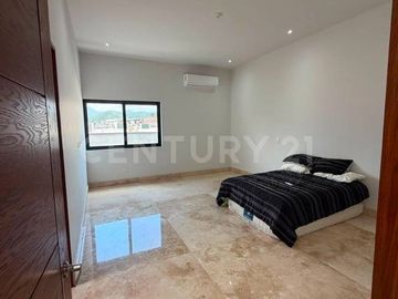 CASA EN VENTA EN COL. SIERRA ALTA EN MONTERREY
