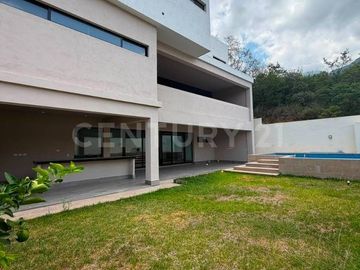 CASA EN VENTA EN COL. SIERRA ALTA EN MONTERREY