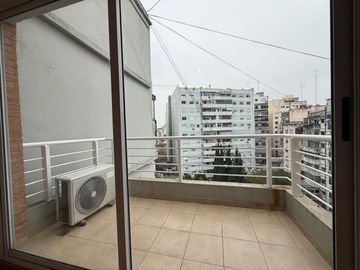 Monambiente Divisible  en ele  de 47 m2 al contrafrente con Balcon