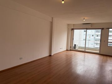 Monambiente Divisible  en ele  de 47 m2 al contrafrente con Balcon